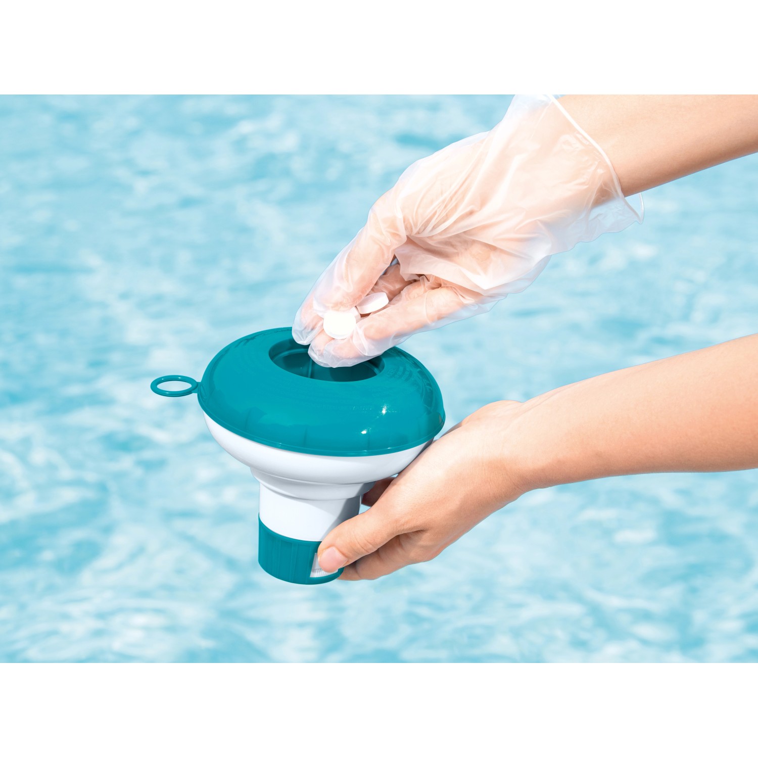 Bestway Dosierschwimmer 12,5 cm im Einsatz mit Pooltablette über Wasser.