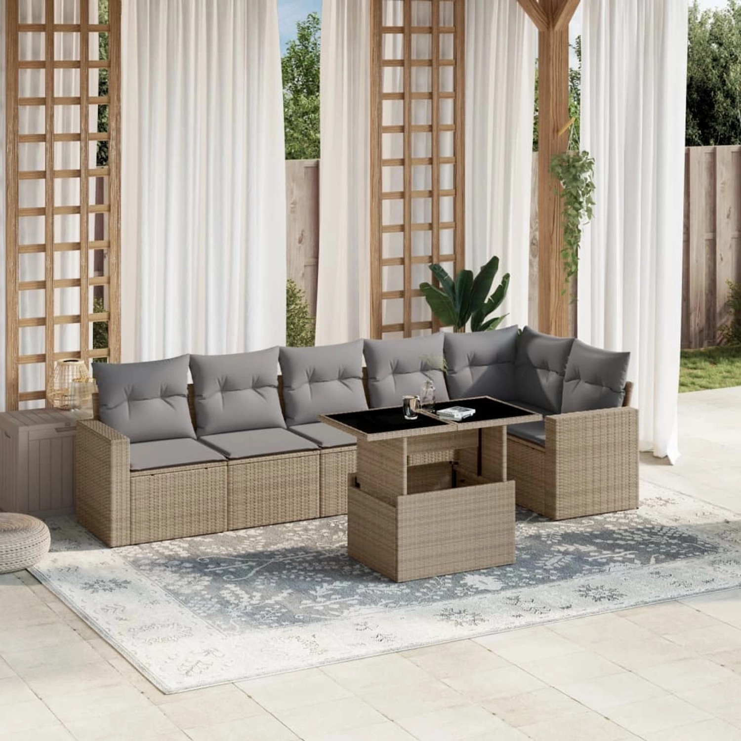 Beige 7-tlg. Garten-Sofagarnitur aus Rattan mit Tisch und grauen Kissen.