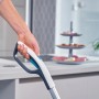 Hand hält Leifheit Akku-Saugwischer Regulus Aqua PowerVac im Einsatz.