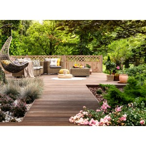 Lärchefarbener Vorgartenzaun Leni (180x90cm) als Teil einer Gartengestaltung mit Lounge-Möbeln.