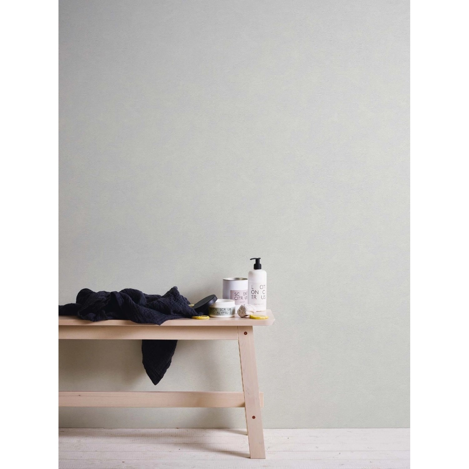 Überstreichbare, weiße Bricoflor Vliestapete mit Putzstruktur im Raum.