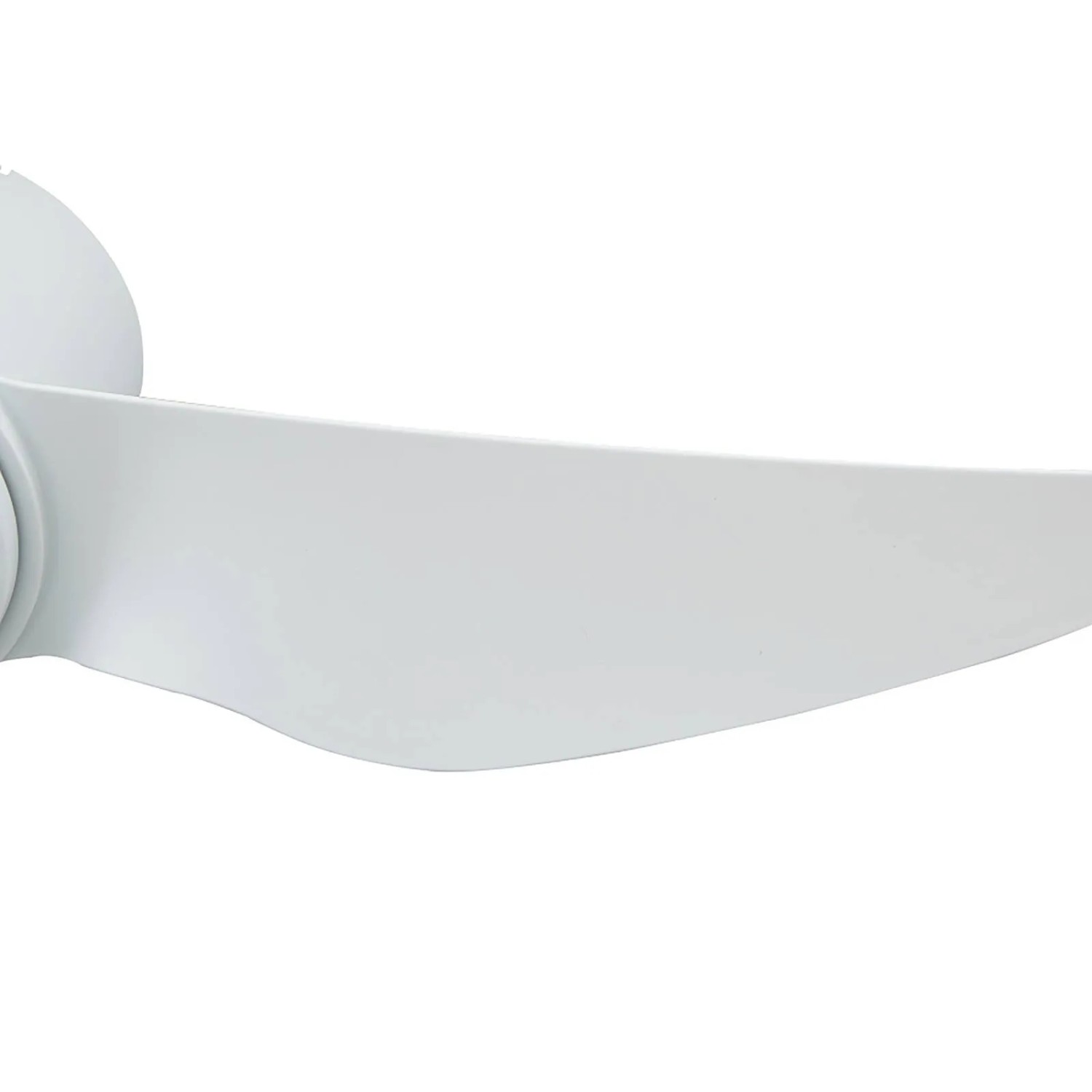 Detailaufnahme: Weißer Lindby Aulo Deckenventilator Flügel aus Metall.