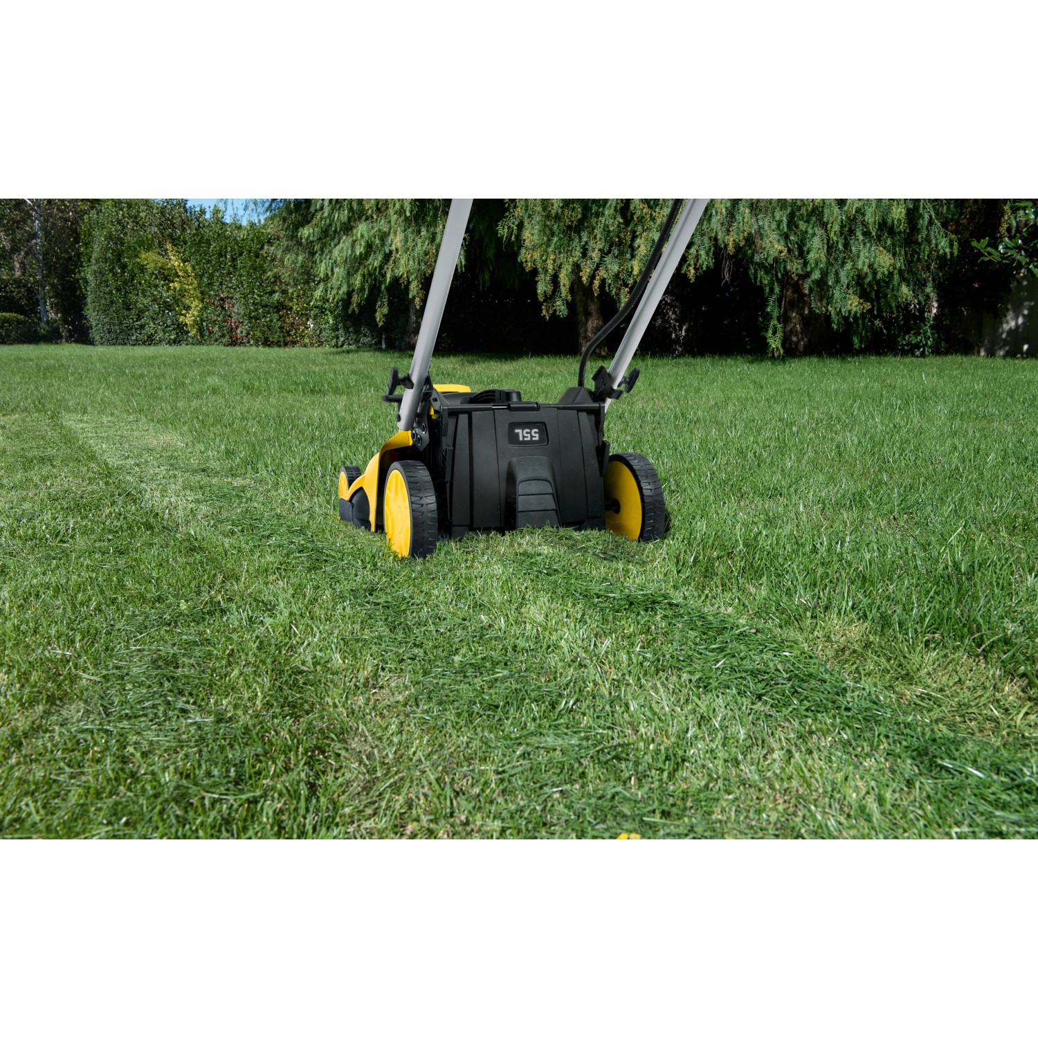 Kärcher Akku-Rasenmäher LMO 36-46 mit Akku-Set beim Rasen mähen.