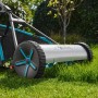 Gardena Spindelmäher Plus 400 mit Fangkorb im Detail auf Rasenfläche.