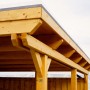 Detailansicht des Skan Holz Flachdach-Einzelcarports Emsland mit Holzpfosten und Aluminiumdach.