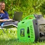 Zipper Inverter Stromerzeuger ZI-STE2000IV im Einsatz: Frau arbeitet mit Laptop im Garten. Mobiles Notstromaggregat.