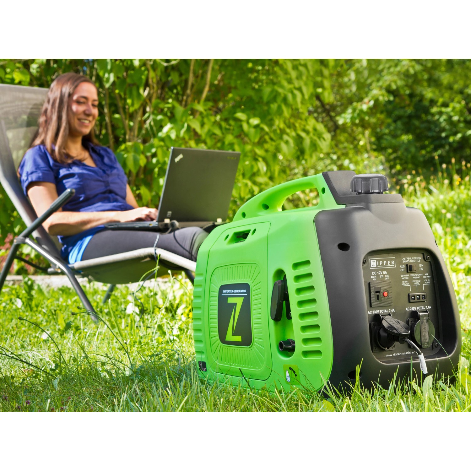 Zipper Inverter Stromerzeuger ZI-STE2000IV im Einsatz: Frau arbeitet mit Laptop im Garten. Mobiles Notstromaggregat.