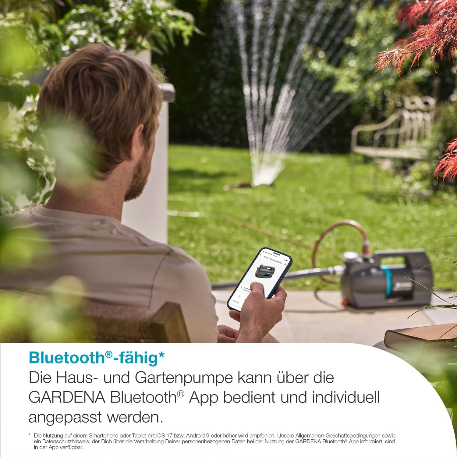 Gardena Haus- und Gartenautomat 5000 Silent Comfort mit App-Steuerung und Rasensprenger im Garten.