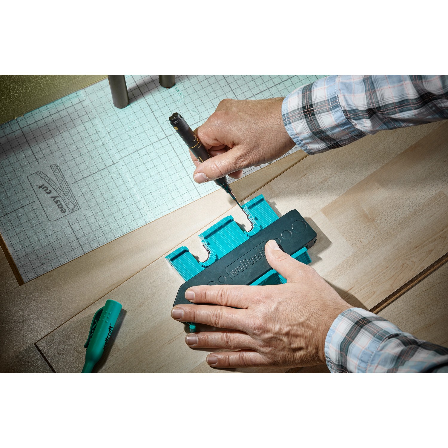 Wolfcraft Konturenlehre 130 mm im Einsatz zum Übertragen einer Kontur auf ein Laminat.