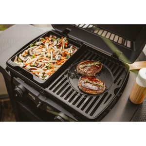 Enders Gussplatte auf Urban II Grill mit Gemüse und Steaks. Grillutensil für optimale Hitzeverteilung.