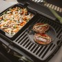 Enders Gussplatte auf Urban II Grill mit Gemüse und Steaks. Grillutensil für optimale Hitzeverteilung.