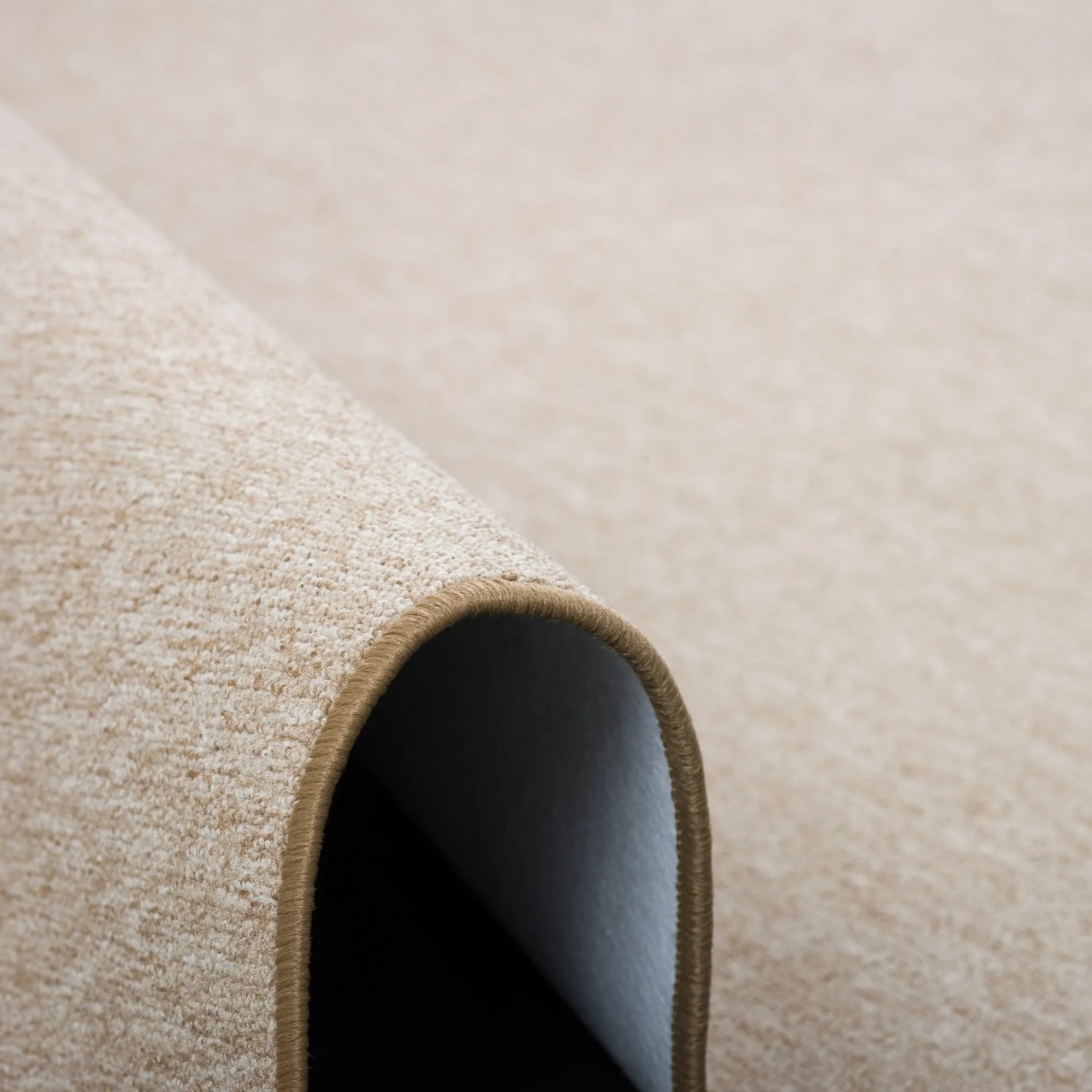 Detailansicht: Runder, beiger Snapstyle Feinschlingen Velour Teppich Strong. Robuster Kurzflorteppich.