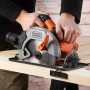 Black+Decker Handkreissäge CS1550 im Einsatz beim Holzzuschnitt.