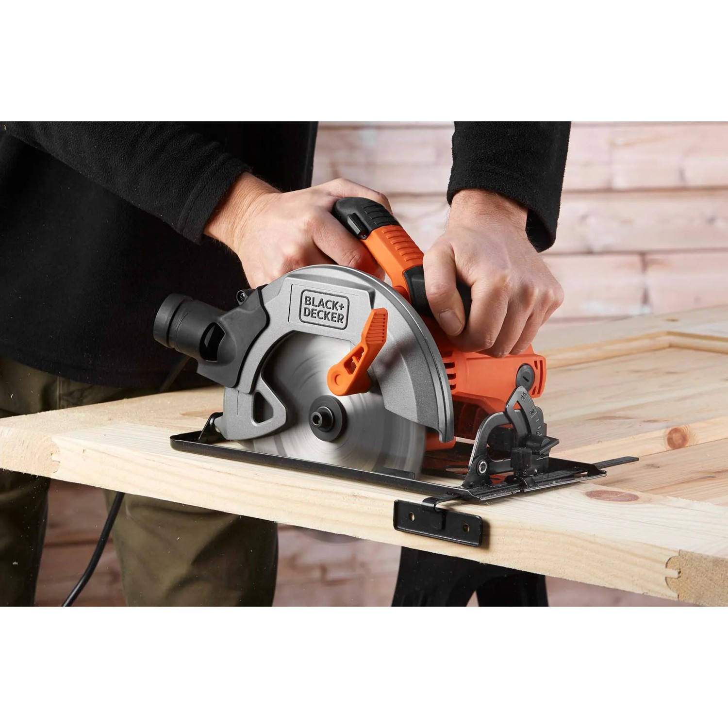 Black+Decker Handkreissäge CS1550 im Einsatz beim Holzzuschnitt.