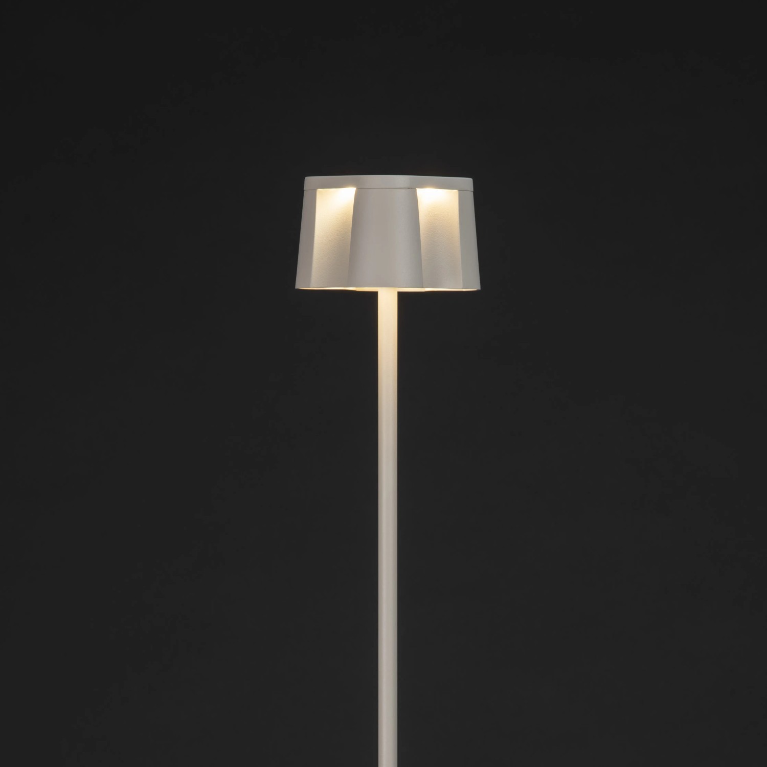 Weiße Konstsmide LED-Stehleuchte Nice, 120cm, für Innen & Außen. Dekorative Außenleuchte mit USB.