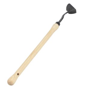 D&O Häufler mit Holzstiel, ein Gartenhandgerät zum Auflockern und Lüften des Bodens.