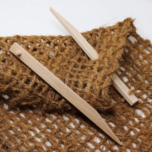 Aquagart Erdanker aus Buchenholz mit Jute-Gewebe zur Befestigung von Teichfolie.