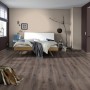 Verlegter Laminatboden Excellent Eiche Ambience 8 mm im Schlafzimmer mit dunklem Holzdekor.
