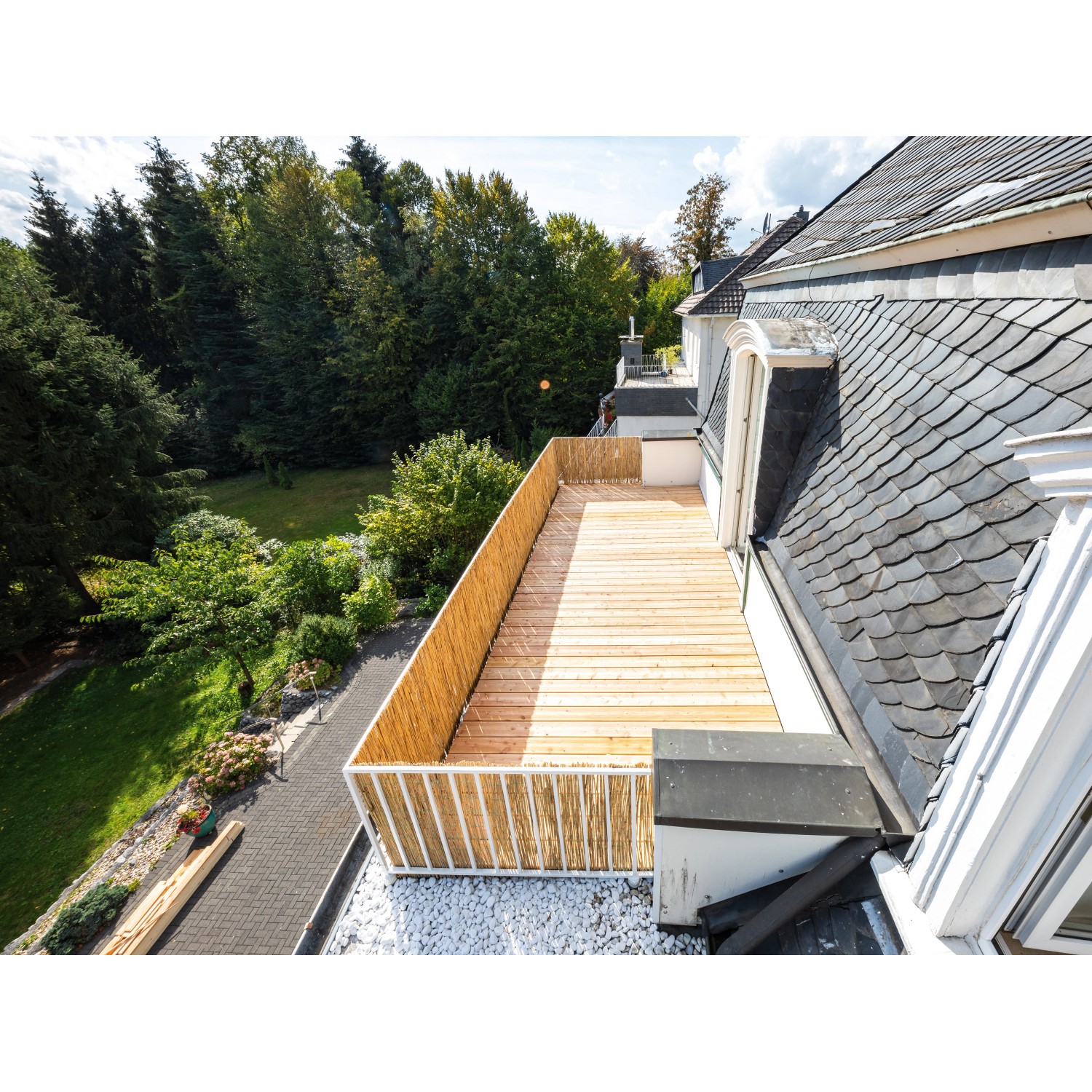 Schilfrohrmatte 180x600 cm als natürlicher Sichtschutz auf einem Balkon.