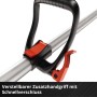 Detailaufnahme: Verstellbarer Zusatzhandgriff mit Schnellverschluss der Einhell Akku-Teleskop-Heckenschere.