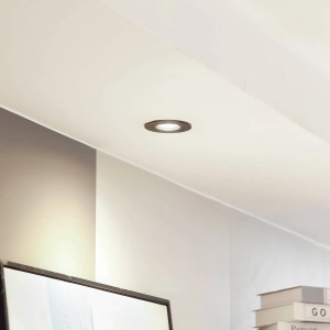Schwarzer Arcchio LED-Einbaustrahler Zyron aus Aluminium in Decke montiert.