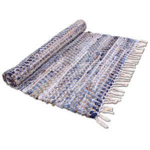 Bestlivings Jeans Flickenteppich 60x90 cm, blau-beige, mit Fransen. Wollteppich gerollt.