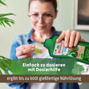 Frau dosiert Blusana Bims & Lava Flüssigdünger mit Dosierhilfe. Gartendünger für Hydrokultur.