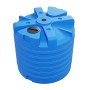 Großer blauer KMND 8000L Trinkwasser Wassertank aus PE mit horizontalen Rippen und schwarzem Deckel.
