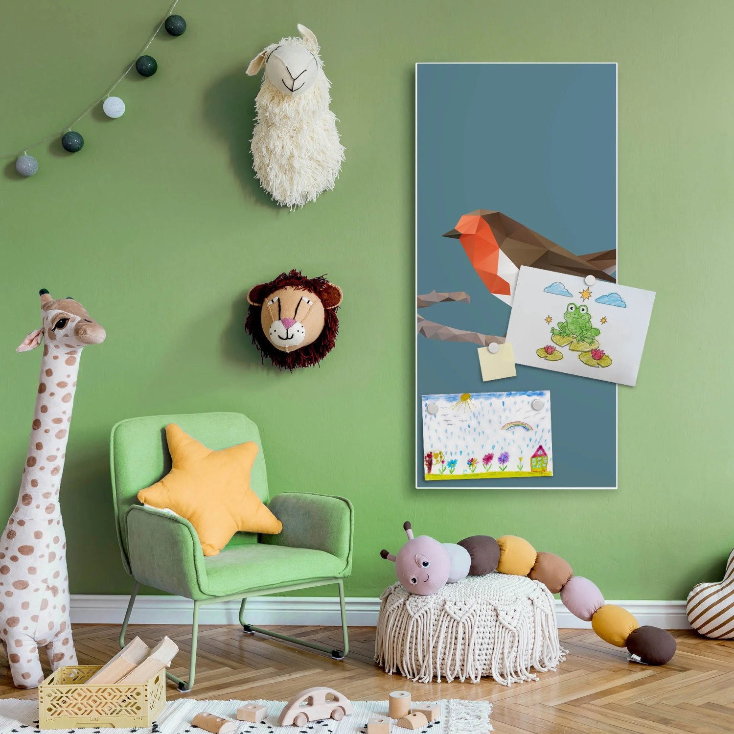 Weiße Magnettafel 37x78cm mit Vogel-Motiv und Kinderzeichnungen als Wanddeko.