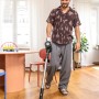 Mann saugt mit dem weißen Kärcher Akku-Staubsauger VCS 3 Nano Complete Holzboden.