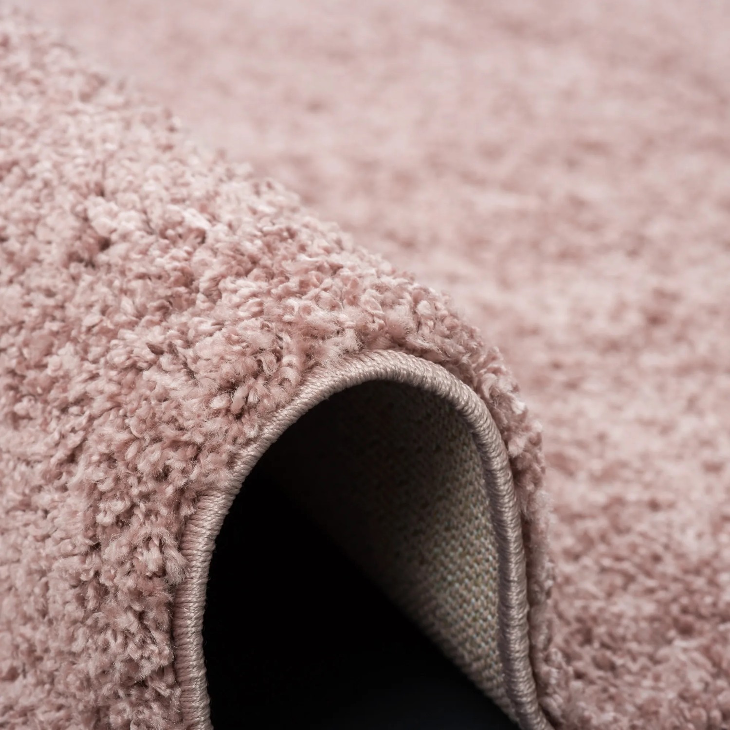 Detailaufnahme: Altrosa Pergamon Hochflor Teppich Aloha, 60x110 cm. Weicher Langflor Teppich.