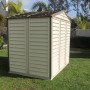 Duramax Kunststoff-Gartenhaus StoreAll, beige, 3,9 m², auf Rasenfläche.