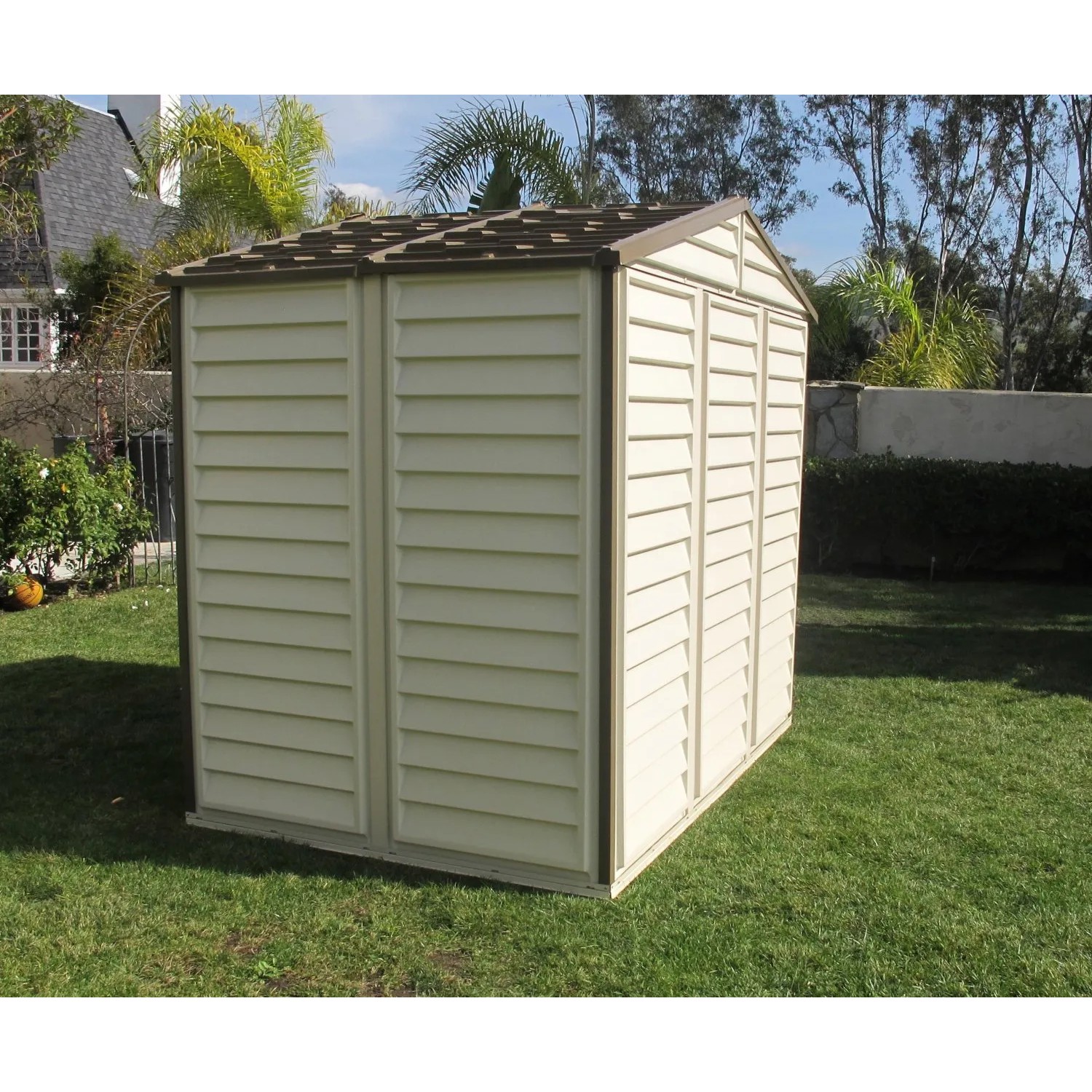 Duramax Kunststoff-Gartenhaus StoreAll, beige, 3,9 m², auf Rasenfläche.