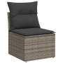 Graues vidaXL Gartensofa aus Rattan mit dunklen Kissen, Teil einer Sofagarnitur.