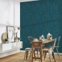 Wohnraum mit glänzender, blauer Vliestapete Trendwall 2 Uni von A.S. Création.
