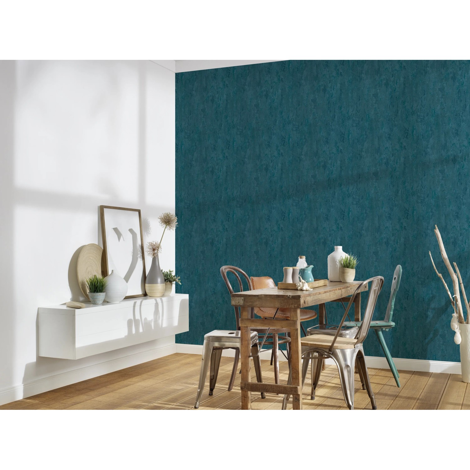 Wohnraum mit glänzender, blauer Vliestapete Trendwall 2 Uni von A.S. Création.