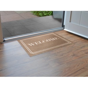 Fußmatte Welcome, 40x60 cm, braun, vor einer Tür auf Holzboden.