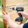 Metabo Akku-Schlagbohrmaschine SB 18 L beim Schrauben in Holz.