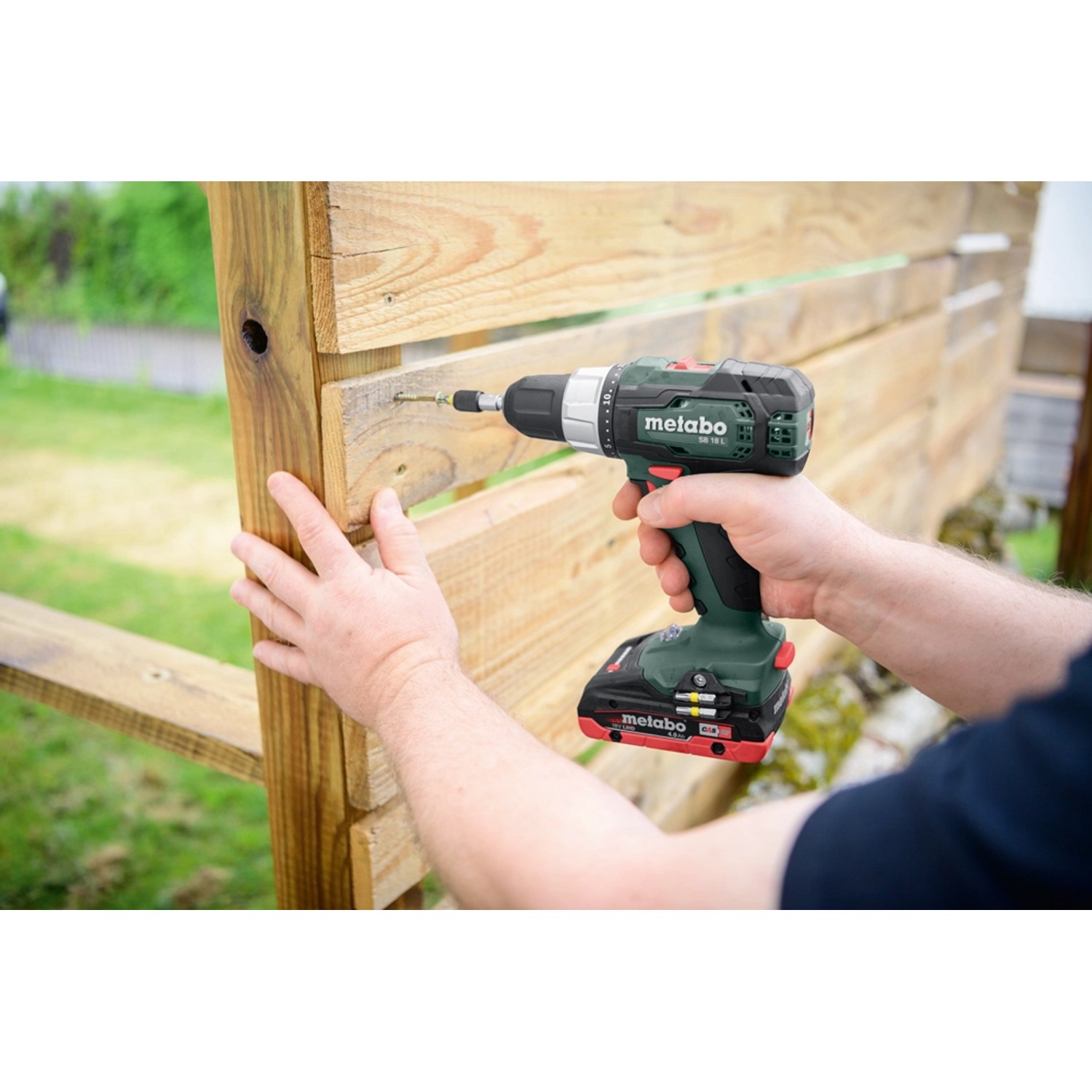 Metabo Akku-Schlagbohrmaschine SB 18 L beim Schrauben in Holz.