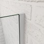 Detailaufnahme: Duschparadies Badewannenaufsatz mit Alu-Rahmen in Silber Matt vor weißer Wand.