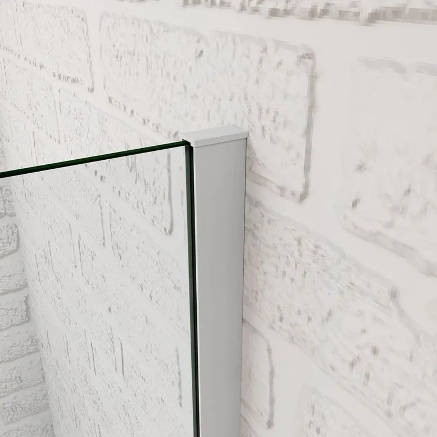 Detailaufnahme: Duschparadies Badewannenaufsatz mit Alu-Rahmen in Silber Matt vor weißer Wand.