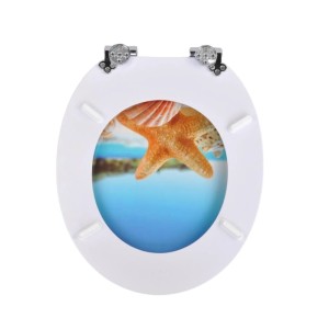 Weißer WC-Sitz mit Absenk-Automatik, verziert mit Seestern und Muscheln auf blauem Strandmotiv.