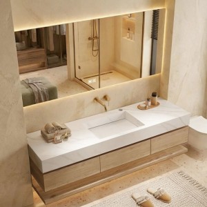 Modernes Badmöbel Set mit weißem Sinterstein Waschbecken, wandhängendem Holz-Unterschrank und beleuchtetem Spiegel.