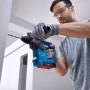 Mann bohrt mit Bosch Akku-Bohrhammer GBH 18V-18. Teil des 18V Akku-Geräte Sets.
