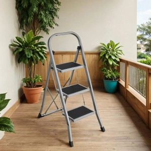 Songmics Trittleiter Brody mit 3 Stufen, grau-schwarz, rutschfest und zusammenklappbar.