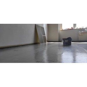 Verlegtes, selbsthaftendes Scorprotect Boden- und Treppenschutzvlies, 0,65x25m, im Raum.