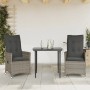 Zwei graue Poly Rattan Gartensessel mit dunklen Kissen, verstellbar, auf Terrasse. Perfekte Gartenstühle.