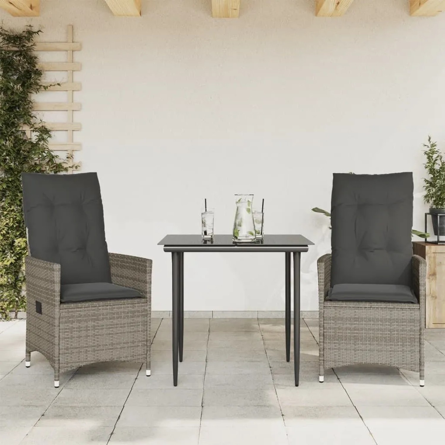 Zwei graue Poly Rattan Gartensessel mit dunklen Kissen, verstellbar, auf Terrasse. Perfekte Gartenstühle.