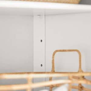Detailaufnahme: Weißer Badschrank (SoBuy FRG238-W) mit Ablage und Korb.