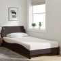Dunkelbraunes Stoffbett mit Matratze (100x200 cm) im Schlafzimmer.